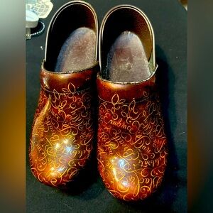 20th limited edition Brown Dansko clogs with Gold Script Design 38 comfort nurse
